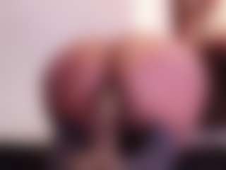 Live cam show with April-bowie - Striptease MILF on Dolls Live