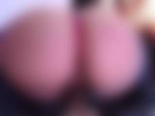 Live cam show with April-bowie - Fingering MILF on fapnchat