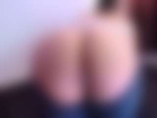 Live cam show with April-bowie - Athletic on friskycurves.com