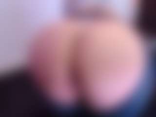 Live cam show with April-bowie - Athletic on chickslive.net