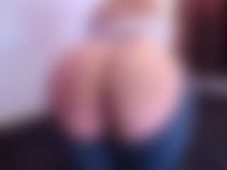 Live cam show with April-bowie - Dildo on Camsoda