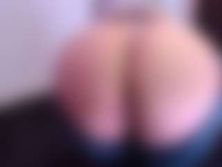 Live cam show with April-bowie - Brown Hair on studioflirtlive.com