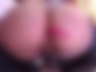 Live cam show with April-bowie - Brown Hair MILF on Camsoda