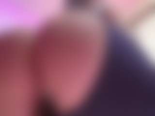 Live cam show with April-bowie - Athletic BBW on SxyPornLive