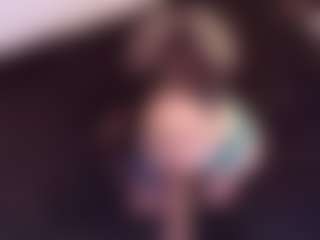Live cam show with April-bowie - Striptease MILF on TeamSkeetLive