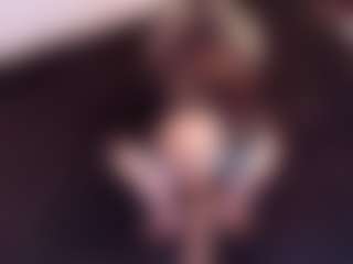 Live cam show with April-bowie - Curvy MILF on Hubzter Live