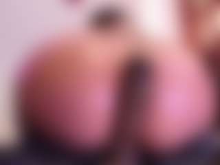 Live cam show with April-bowie - Bikini on intimatelivegirls.com