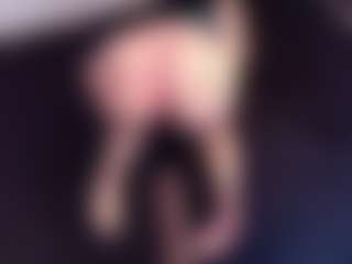 April-bowie MILF webcam performer live streaming