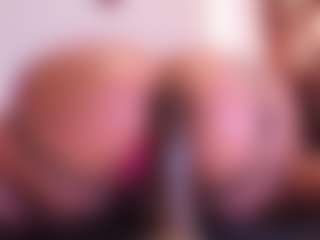 Live cam show with April-bowie - Fingering MILF on Camsoda