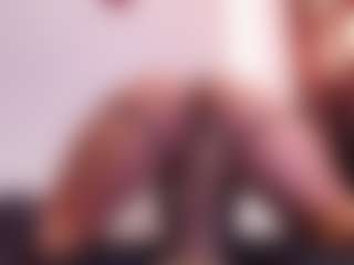 Live cam show with April-bowie - Striptease MILF on Camsoda