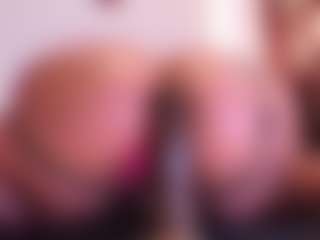 Live cam show with April-bowie - Bedroom on fuck-show.com