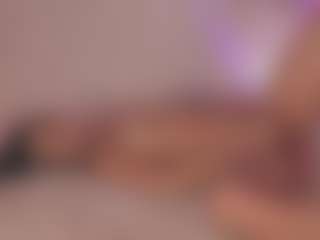 Sweet Veronica MILF webcam performer live streaming