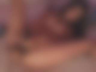 Sweet Veronica MILF webcam performer live streaming