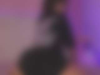 Sweet Veronica MILF webcam performer live streaming