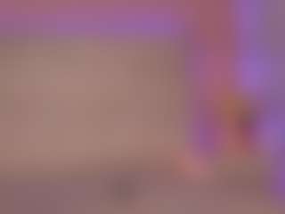 Sweet Veronica MILF webcam performer live streaming