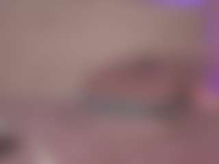 Sweet Veronica MILF webcam performer live streaming