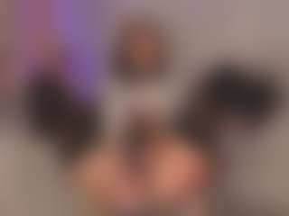 Sweet Veronica MILF webcam performer live streaming