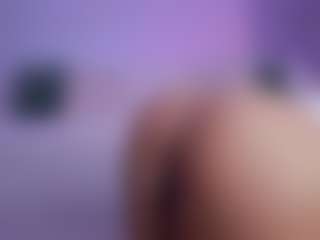 Live cam show with LilyRoselyn - Petite on AdultVida.com