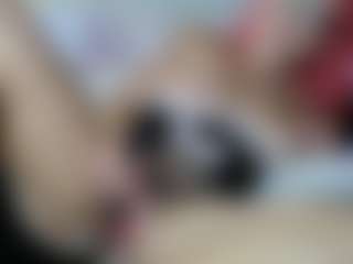 Live cam show with Emmie - Curvy on SquirtSoMuch