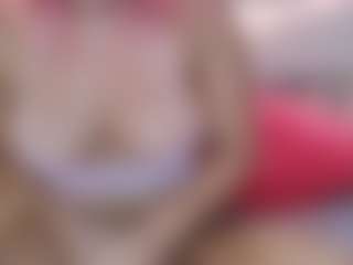 Live cam show with Emmie Ray - Tease on xDating