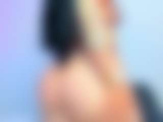 ParisRoa MILF webcam performer live streaming