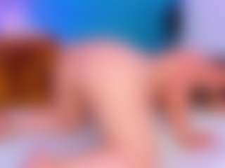 ParisRoa MILF webcam performer live streaming
