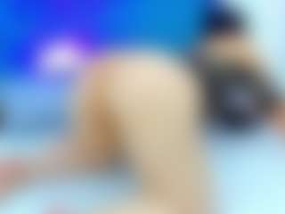 ParisRoa MILF webcam performer live streaming