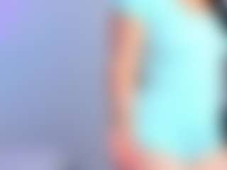 ParisRoa MILF webcam performer live streaming