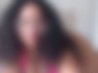 Live cam show with Lia L - Gamer Curvy on intimatelivegirls.com