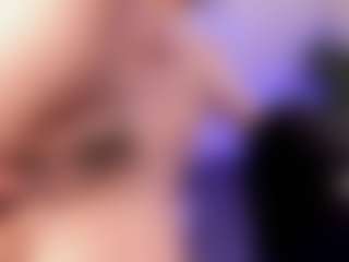 emma-white001's Live Sex Cam Show