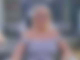 Fit Cougar MILF webcam performer live streaming