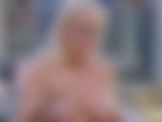 Fit Cougar's Live Sex Cam Show