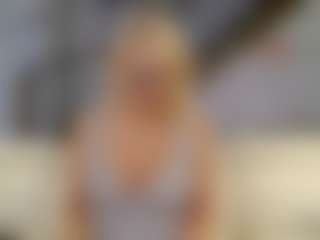 Fit Cougar's Live Sex Cam Show