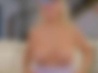 Fit Cougar's Live Sex Cam Show