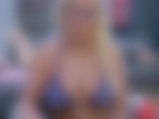 Live cam show with Fit Cougar - Athletic MILF on Dolls Live