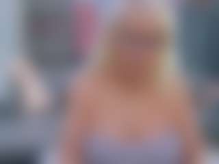 Fit Cougar's Live Sex Cam Show