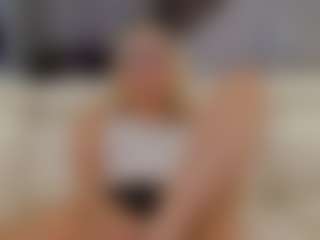 Fit Cougar's Live Sex Cam Show