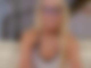 Fit Cougar's Live Sex Cam Show