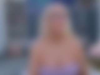 Live cam show with Fit Cougar - Lush Blonde Hair on Camversity