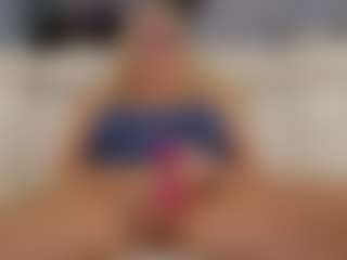Fit Cougar's Live Sex Cam Show
