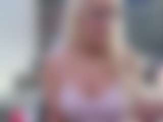 Live cam show with Fit Cougar - Oil on Camsoda