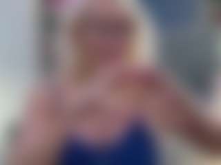 Fit Cougar MILF webcam performer live streaming