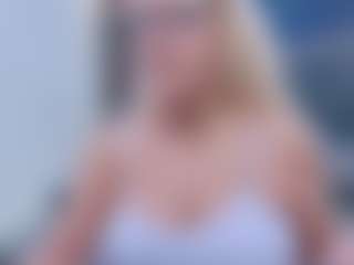 Fit Cougar MILF webcam performer live streaming