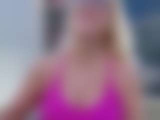 Live cam show with Fit Cougar - Amateur on StripNow
