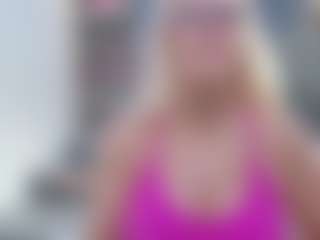 Fit Cougar MILF webcam performer live streaming