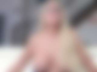 Fit Cougar MILF webcam performer live streaming
