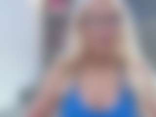 Live cam show with Fit Cougar - Flashing on SxyPornLive
