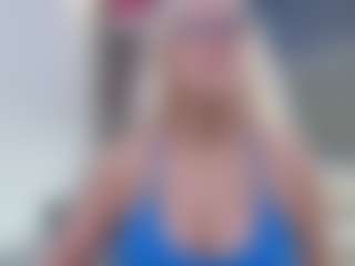 Fit Cougar's Live Sex Cam Show