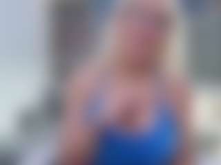 Fit Cougar MILF webcam performer live streaming
