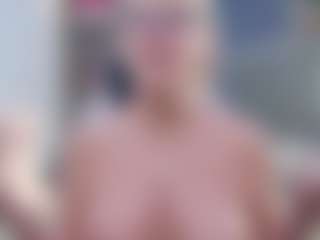 Fit Cougar's Live Sex Cam Show